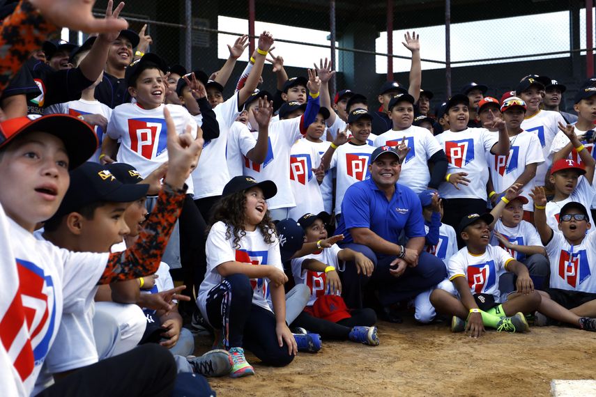 Rodríguez dio una clínica a un grupo de niños de la Puerto Rico Baseball Academy en Caguas