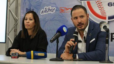 Sara Loarte (izquierda) y Chema Sánchez, miembros del comité organizador de la Serie del Caribe 2024 y representantes de los Marlins de Miami, se dirigen a la prensa en Caracas, Venezuela.