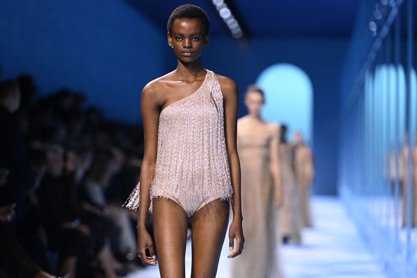 Una modelo presenta una creación de Dior para la colección de prêt-à-porter femenina primavera-verano 2025 en el marco de la Semana de la Moda de París, en París, el 24 de septiembre de 2024.&nbsp;