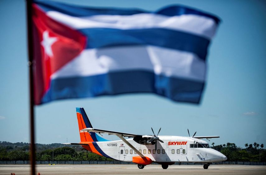 Cuba advirtió a las aerolíneas que suspenderá el suministro de combustible para aviones durante un mes debido a una crisis energética.