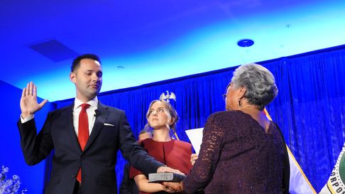 Bryan Calvo jura como nuevo alcalde de Hialeah.