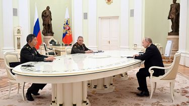 El presidente ruso, Vladimir Putin, recibe al ministro de Defensa chino, Li Shangfu, en el Kremlin, Moscú, Rusia.