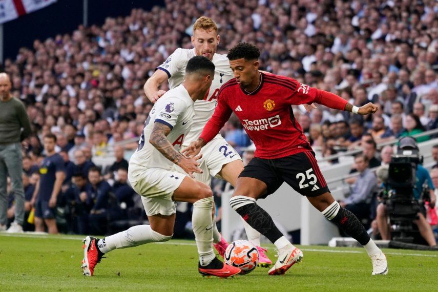 Jadon Sancho del Manchester United (derecha), y Pedro Porro del Tottenham disputan el balón durante un partido de la Liga Inglesa en el Tottenham Hotspur Stadium, en Londres, Inglaterra. Sábado 19 de agosto de 2023.&nbsp;