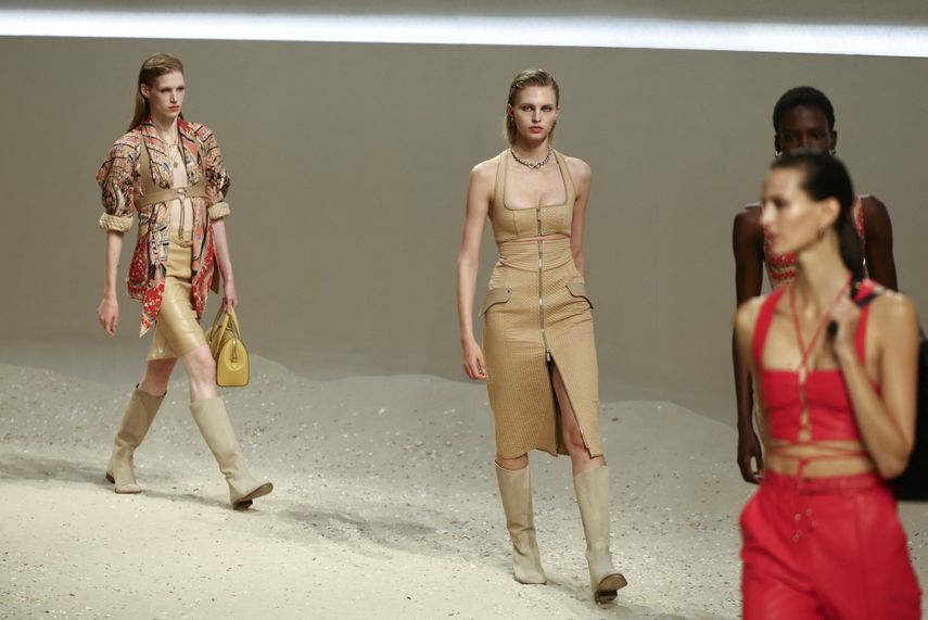 Modelos presentan creaciones de Hermès para la colección de prêt-à-porter femenina primavera-verano 2026, en el marco de la Semana de la Moda de París, el 4 de octubre de 2025.