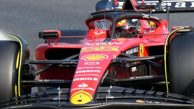 Carlos Sainz, de España, piloto de Ferrari, gira en su monoplaza durante la sesión de calificación del Gran Premio de Italia, en el circuito de Monza, el sábado 2 de septiembre de 2023.