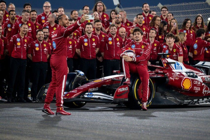 El piloto británico de Ferrari, Lewis Hamilton (izq.), y el piloto monegasco de Ferrari, Charles Leclerc (der.), posan para una foto de grupo antes del Gran Premio de Fórmula Uno de Abu Dabi, en el Circuito Yas Marina de Abu Dabi, el 4 de diciembre de 2025.&nbsp;