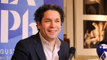 En una rueda de prensa hoy en un hotel de la capital japonesa, Dudamel dijo que, tristemente, no ha estado en su país desde hace dos años y medio.