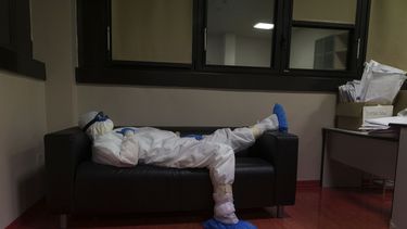 El doctor Giovanni Passeri descansa en la sala de m&eacute;dicos tras completar una ronda rutinaria de visitas a los pacientes.&nbsp;