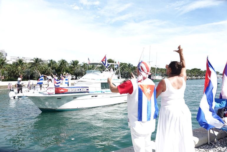 En otro punto de la cuidad, cubanos y personas de diferentes nacionalidades se integraron a una flotilla de botes, organizada por el Movimiento Democracia.