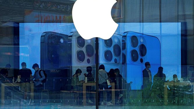 Clientes en una tienda de Apple.