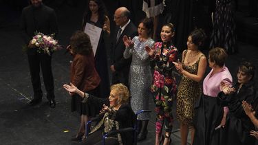 La actriz Silvia Pinal acompañada por su familia recibe un homenaje a su trayectoria en el Palacio de Bellas Artes de la Ciudad de México el 29 de agosto de 2022.