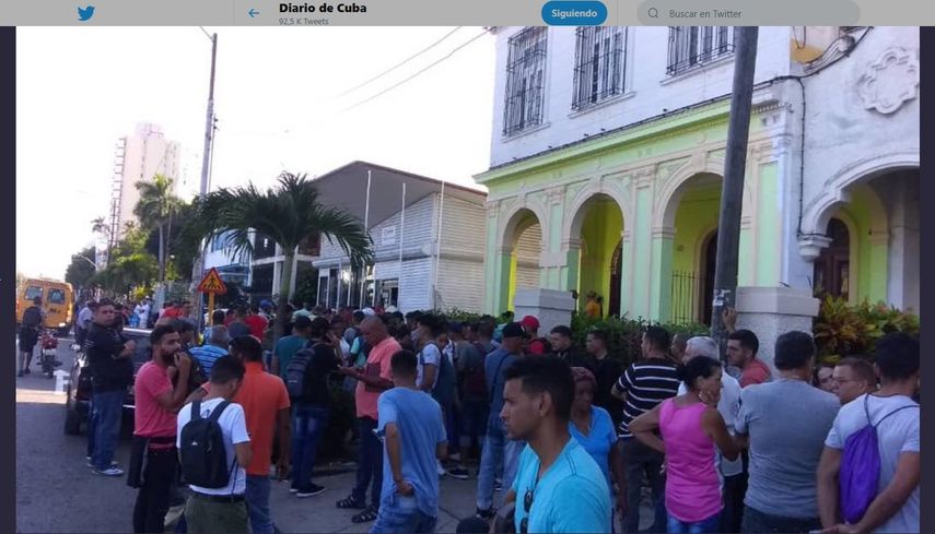 Agentes de la policía del régimen de La Habana custodiaban este lunes algunos de los establecimientos que iniciaron sus operaciones de venta en divisas extranjeras en varios puntos de capital de la Isla.