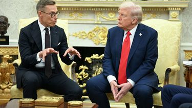 El presidente de Estados Unidos Donald J. Trump dialoga en la Oficina Oval con su homólogo de Finlandia Alexander&nbsp; Stubb.