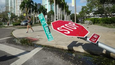  Los residentes pasan junto a un cartel de la calle volado en Bayshore Drive en St. Petersburg debido al huracán Milton el 10 de octubre de 2024 en Florida. 