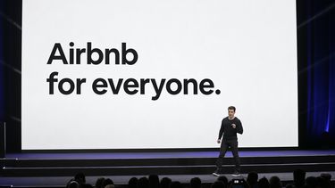 Cofundador y gerente general de Airbnb, Brian Chesky, habla en un evento en San Francisco.