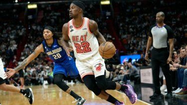 Jimmy Butler, del Heat de Miami, conduce el balón frente a Markelle Fultz, del Magic de Orlando, el viernes 27 de enero de 2023&nbsp;