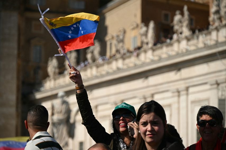 Una mujer ondea banderas de Venezuela en El Vaticano.&nbsp;