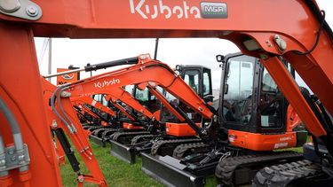 Las excavadoras Kubota se exhiben en un concesionario en Butler, Pennsylvania.