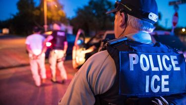 Agentes de ICE realizando un arresto en Florida.