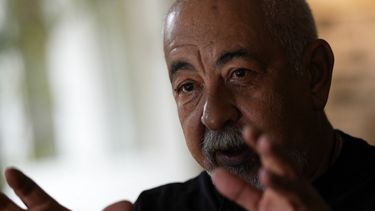 El escritor cubano Leonardo Padura habla durante una entrevista con la AFP en la ciudad de Panamá el 22 de mayo de 2024, en el marco del festival literario Centroamérica Cuenta 2024.  
