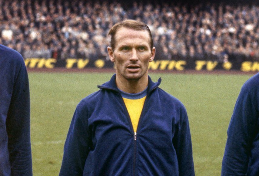 Kurre Hamrin de Suecia se alinea en el campo con sus compañeros de equipo en relación con el partido de clasificación para la Copa Mundial en casa contra Alemania Occidental en el estadio de fútbol de Råsunda, en Estocolmo, el 26 de septiembre de 1965. El ex gran jugador de la Fiorentina y Suecia Kurt Hamrin ha muerto a la edad de 89 años. Fue el último jugador vivo que participó en la final del Mundial de 1958. La federación sueca de fútbol anunció la muerte el domingo 4 de febrero de 2024.&nbsp;