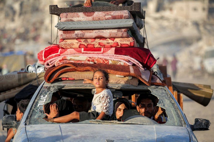 Una niña en la parte delantera de un vehículo que transportaba personas y sus pertenencias durante la evacuación hacia el sur de la Ciudad de Gaza el 2 de septiembre de 2025.&nbsp;