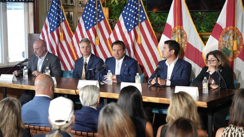 Ron DeSantis, gobernador de Florida, participa en la mesa redonda.