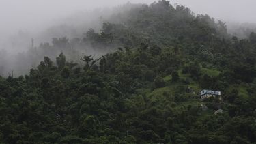 Nublados y lluvias asociados a la tormenta tropical Karen cubren elevaciones en Yabucoa, en Puerto Rico, el 24 de septiembre de 2019.