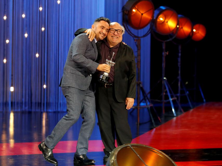 El español&nbsp;Juan Antonio Bayona entrega el premio Donastia al actor y realizador estadounidense Danny DeVito, en honor a su trayectoria en el cine.&nbsp;