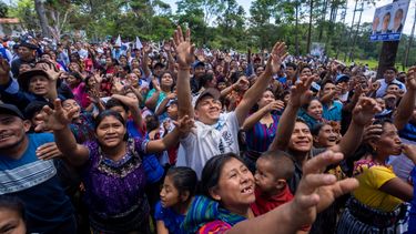 Partidarios piden regalos durante un mitin de campaña del partido Cabal mientras esperan a su candidato presidencial Edmond Mulet en San Juan Sacatepéquez, Guatemala.