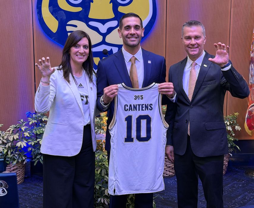Joey Cantens recibe, por parte de los directivos del centro universitario, la camiseta de los Panthers en un gesto simbólico de bienvenida al equipo.