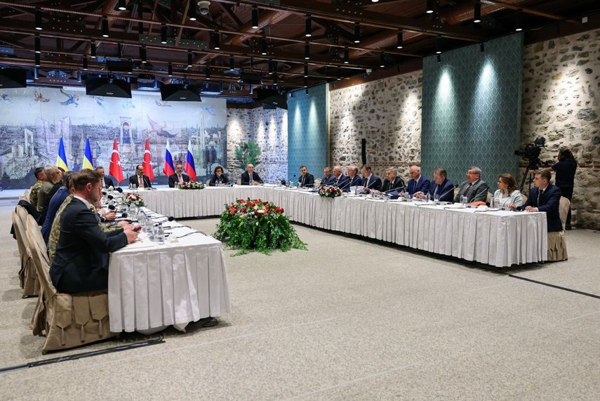 EspañolEsta fotografía tomada y difundida por el Ministerio de Asuntos Exteriores de Turquía el 16 de mayo de 2025 muestra a la delegación rusa (lado derecho) Aleksandr Fomin (3º izq.), el viceministro de Defensa, Mihail Galuzin (4º izq.), el viceministro de Asuntos Exteriores, Vladimir Medinsky (5º izq.), el jefe de la delegación de conversaciones de paz, Igor Kostyukov (6º izq.), el director de Inteligencia Militar rusa, (lado central) el ministro de Asuntos Exteriores turco Hakan Fidan (C), el director de la Organización de Inteligencia turca Ibrahim Kalin (2º izq.) y la delegación ucraniana asistiendo a una reunión para las conversaciones de paz entre Ucrania y Rusia en la oficina presidencial turca Dolmabahce, en Estambul.