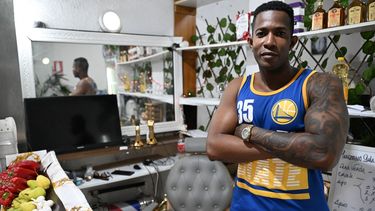 El cubano Jorge Zamora posa para un retrato en la barbería y tienda de comestibles donde trabaja en Montevideo el 27 de febrero de 2025.