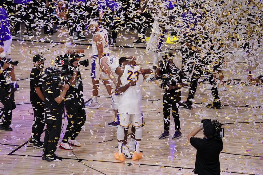 Jugadores de los Lakers de Los &Aacute;ngeles festejan despu&eacute;s de conquistar el t&iacute;tulo de la NBA tras derrotar al Heat de Miami 106-93 en el sexto partido de la final, el domingo 11 de octubre de 2020, en Lake Buena Vista, Florida