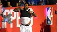 El rapero estadounidense Fatman Scoop se presenta durante un tiempo muerto en la segunda mitad del cuarto juego de las Finales de la Conferencia Oeste entre los Phoenix Suns y los LA Clippers en el Staples Center el 26 de junio de 2021 en Los Ángeles, California.&nbsp;