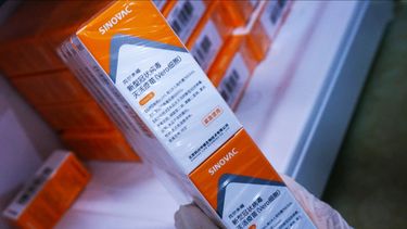 Una enfermera saca un paquete con dosis de la vacuna Sinovac contra el COVID-19&nbsp;