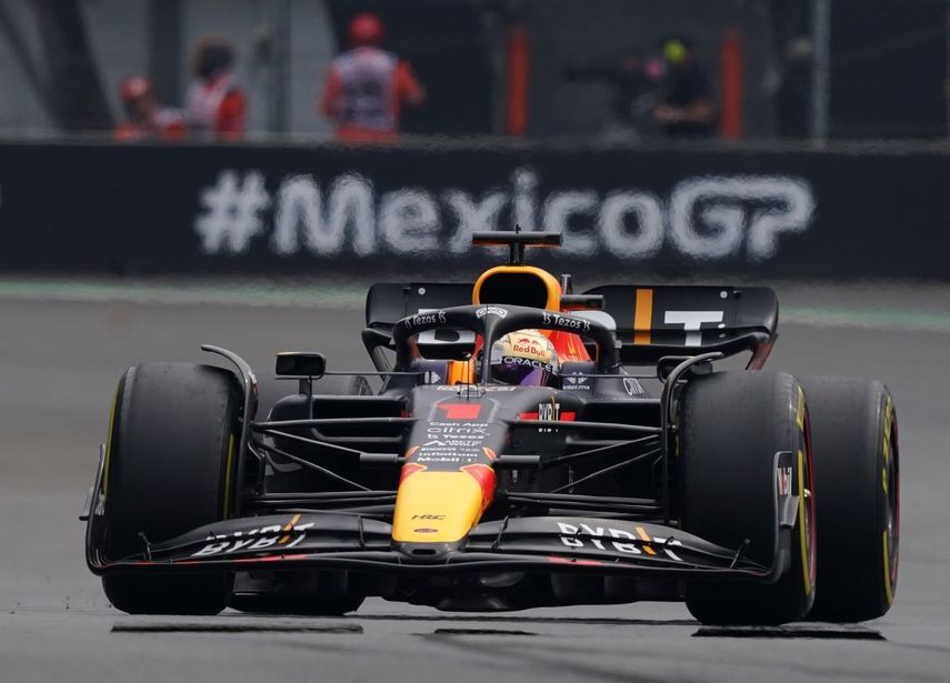 El piloto holandés Max Verstappen, de Red Bull, conduce en el Gran Premio de México de la Fórmula 1, en el Autódromo Hermanos Rodríguez en Ciudad de México, el domingo 30 de octubre de 2022. 