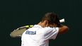 Ricardo Rodríguez, quien encabeza al equipo venezolano en la Copa Davis, se seca el sudor durante el enfrentamiento en la final del Grupo dos contra Chile