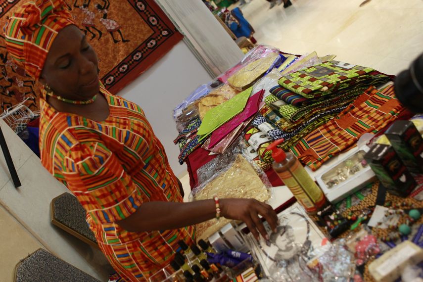 Luciendo un turbante, una mujer muestra artesanías durante una feria con motivo de la celebración del mes de la etnia negra y afrodescendientes en Ciudad de Panamá.&nbsp;