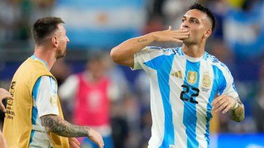 El argentino Lautaro Martínez (22) celebra con Lionel Messi después de anotar el primer gol de su equipo contra Colombia durante la final de la Copa América en Miami Gardens, Florida, el domingo 14 de julio de 2024.&nbsp;