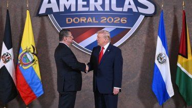 El presidente de EEUU, Donald Trump, posa con el presidente de Costa Rica, Rodrigo Chaves (L), al inicio de la Cumbre Escudo de las Américas en Trump National Doral en Miami, Florida, el 7 de marzo de 2026.