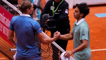 Alexander Zverev (izquierda) y Francisco Cerúndolo se saludan tras la victoria del argentino en el Abierto de Madrid, el martes 30 de abril de 2024.