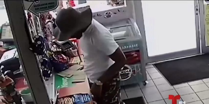 El ladrón cometiendo uno de sus robos.