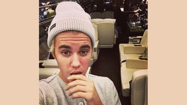 El joven cantante canadiense muestra su nuevo juguete en las redes