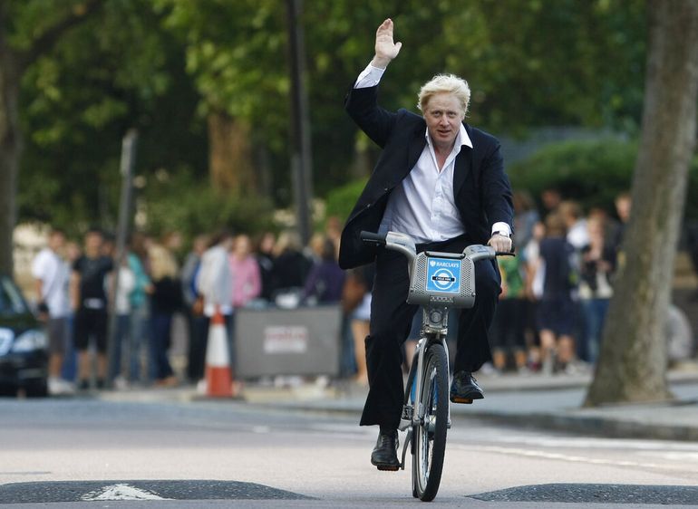 Boris Johnson saluda a la gente el 30 de julio del 2010 cuando, siendo alcalde de Londres, lanzó una iniciativa para promover el uso de bicicletas. 