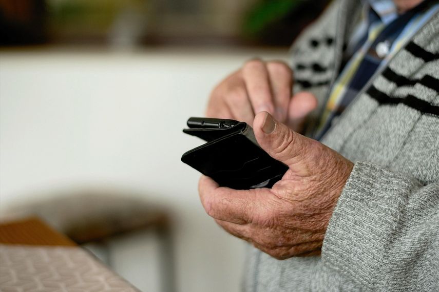Las estafas dejan sin ahorros a miles de personas mayores en Estados Unidos