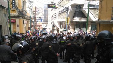Los manifestantes acamparon el viernes en los alrededores de la plaza Murillo cortando casi todos los accesos al lugar, lo que motivó la movilización de polícias. 
