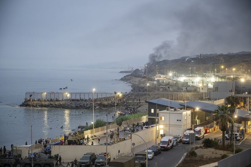 Decenas de personas siguen intentando cruzar la frontera, a 31 de julio de 2026, en Ceuta (España). La ciudad autónoma de Ceuta ha amanecido con numerosas personas que seguían entrando desde Marruecos a primera hora de esta mañana después de una madrugada en la que la afluencia por la zona fronteriza no ha cesado. Miles de inmigrantes han accedido desde hoy a la ciudad autónoma a nado y también a pie&nbsp;leer más&nbsp;bordeando el espigón que separa de Marruecos la ciudad autónoma. Fuentes policiales precisan que son más de 20.000 las personas que habrían entrado a España.