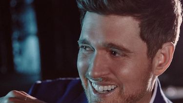 El músico, que tiene cuatro Grammys en casa y publica este viernes Love, su nuevo álbum, comentó que su esposa no tiene nada en contra de que él cante canciones de amor para millones de mujeres.