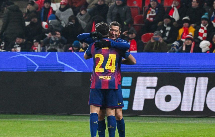 El delantero polaco #09 del Barcelona, Robert Lewandowski (atrás), celebra su 2-4 con el defensa español #24 del Barcelona, Eric García, durante el partido de la UEFA Champions League entre el Slavia de Praga (CZE) y el FC Barcelona (ESP) en Praga, República Checa, el 21 de enero de 2026.